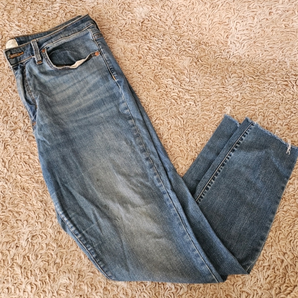 Universal Threads Jeans w/ distressed cut size 14